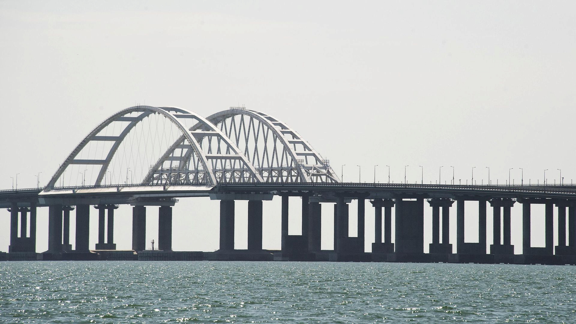 Крымский мост открыли после приостановки движения