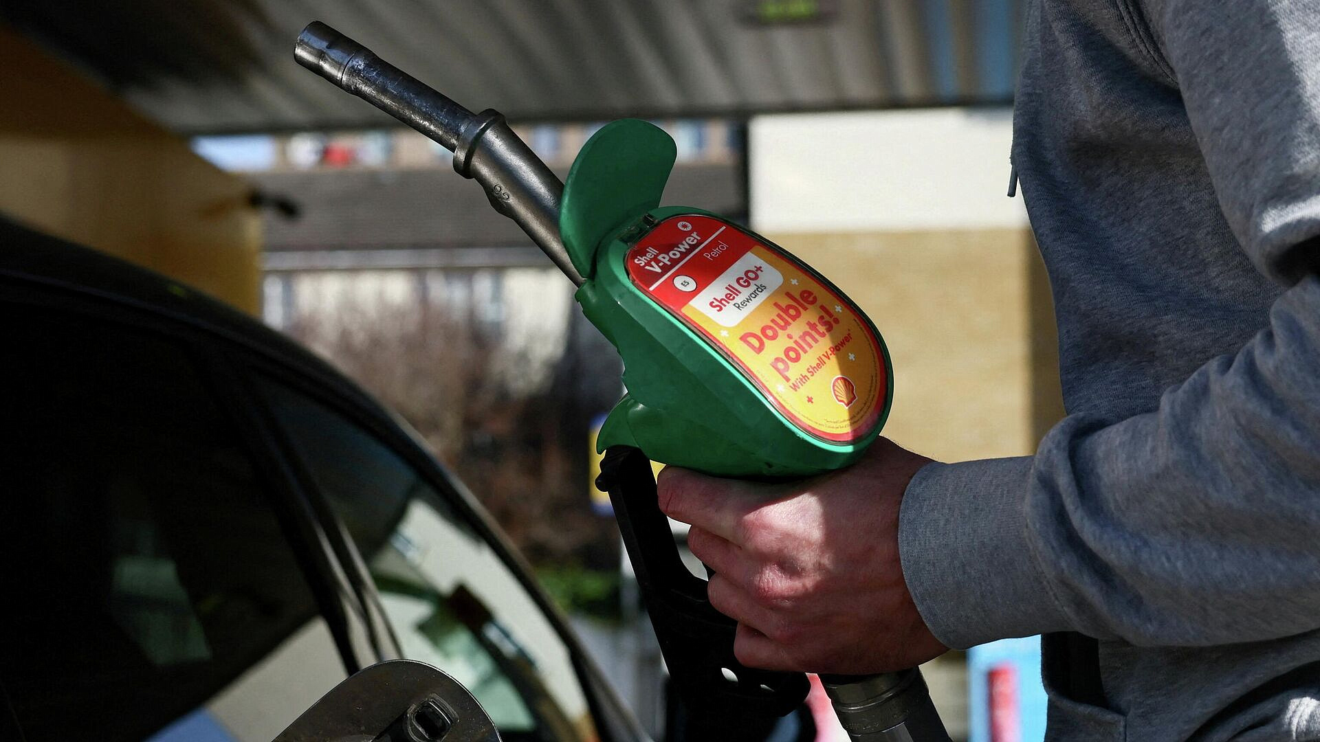 Цена на бензин в Великобритании достигла двухлетнего максимума