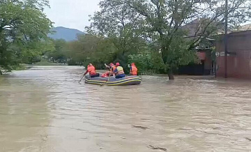 Спасатели эвакуировали 17 туристов из затопленного урочища на Кубани