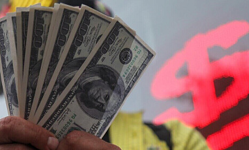 Официальный курс доллара опустился ниже 79 рублей