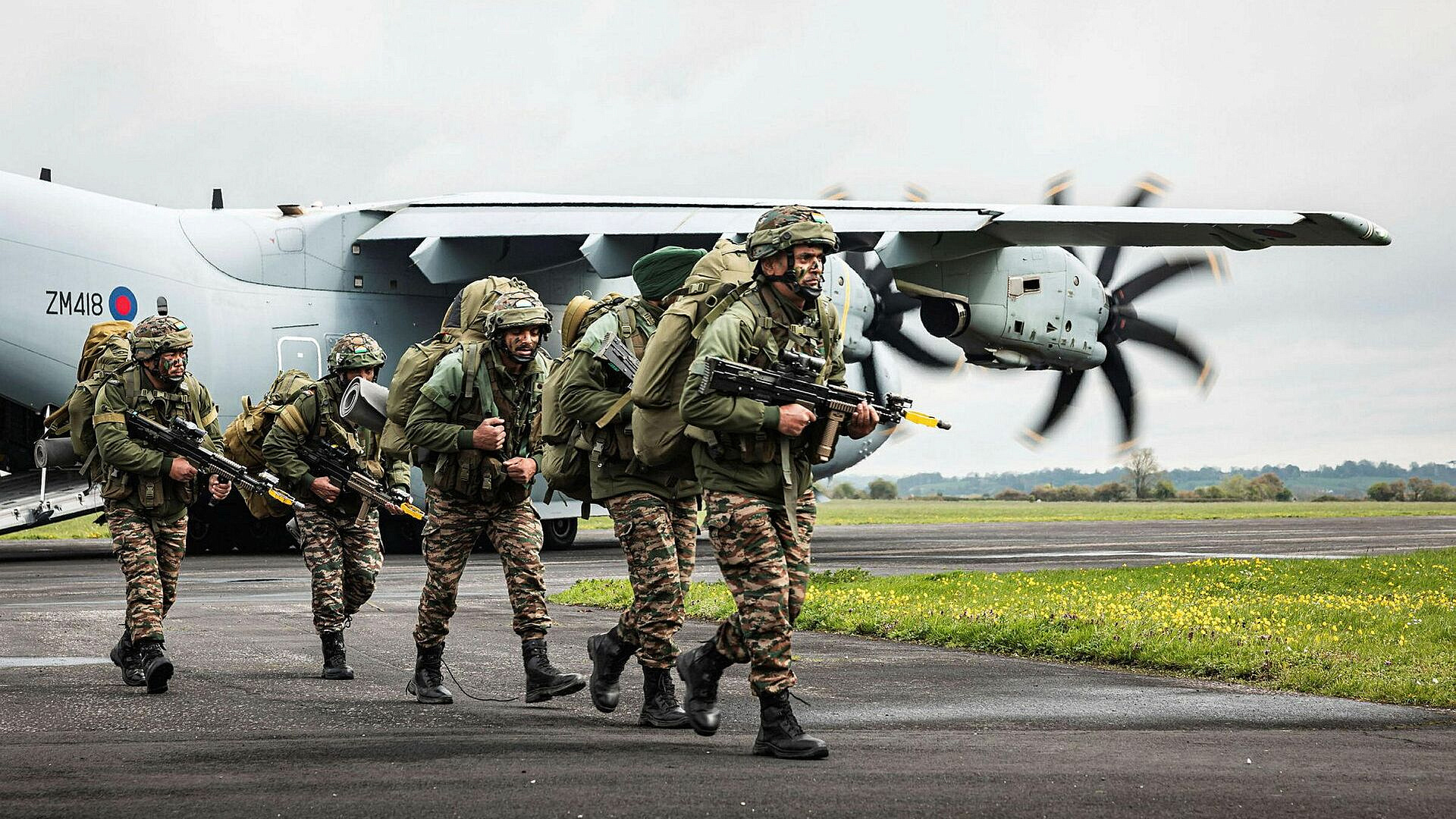 Британия и ЕС отложили отправку военных на Украину, пишут СМИ