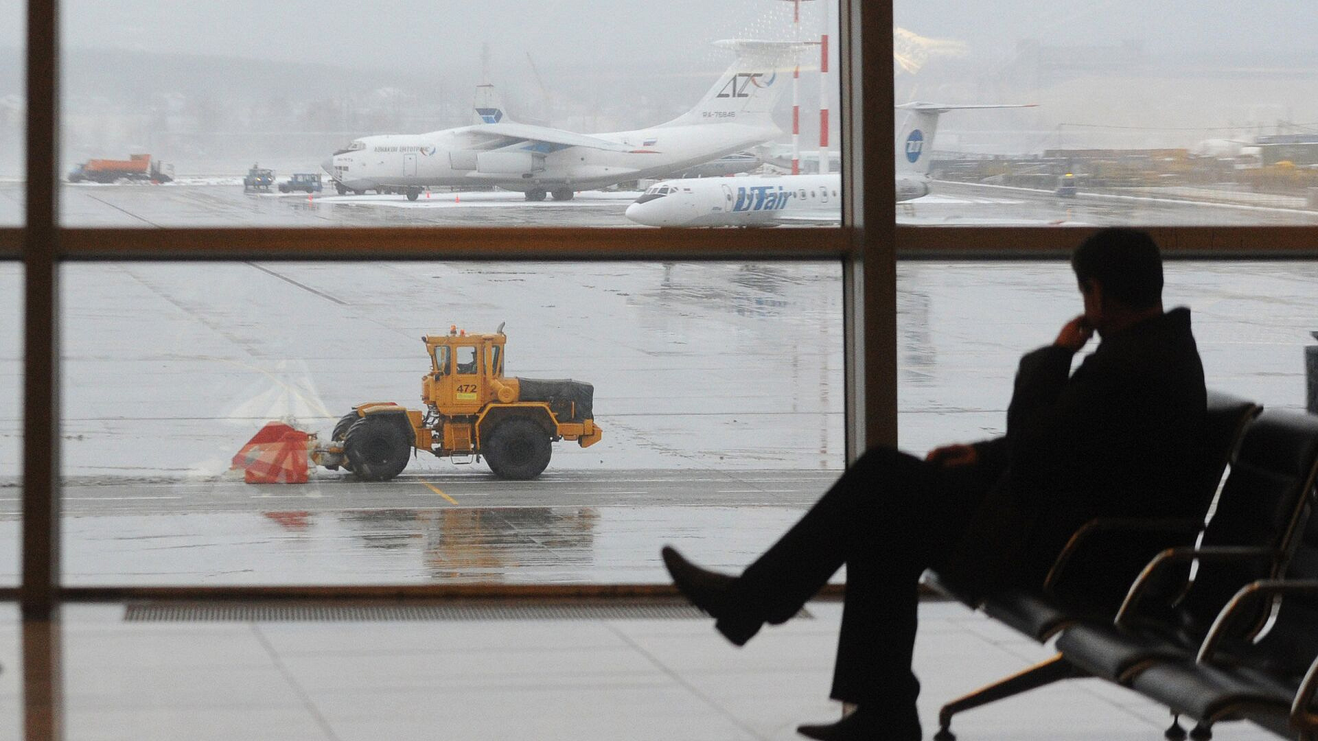 Сотрудники аэропортов в США массово пропускают работу, пишут СМИ