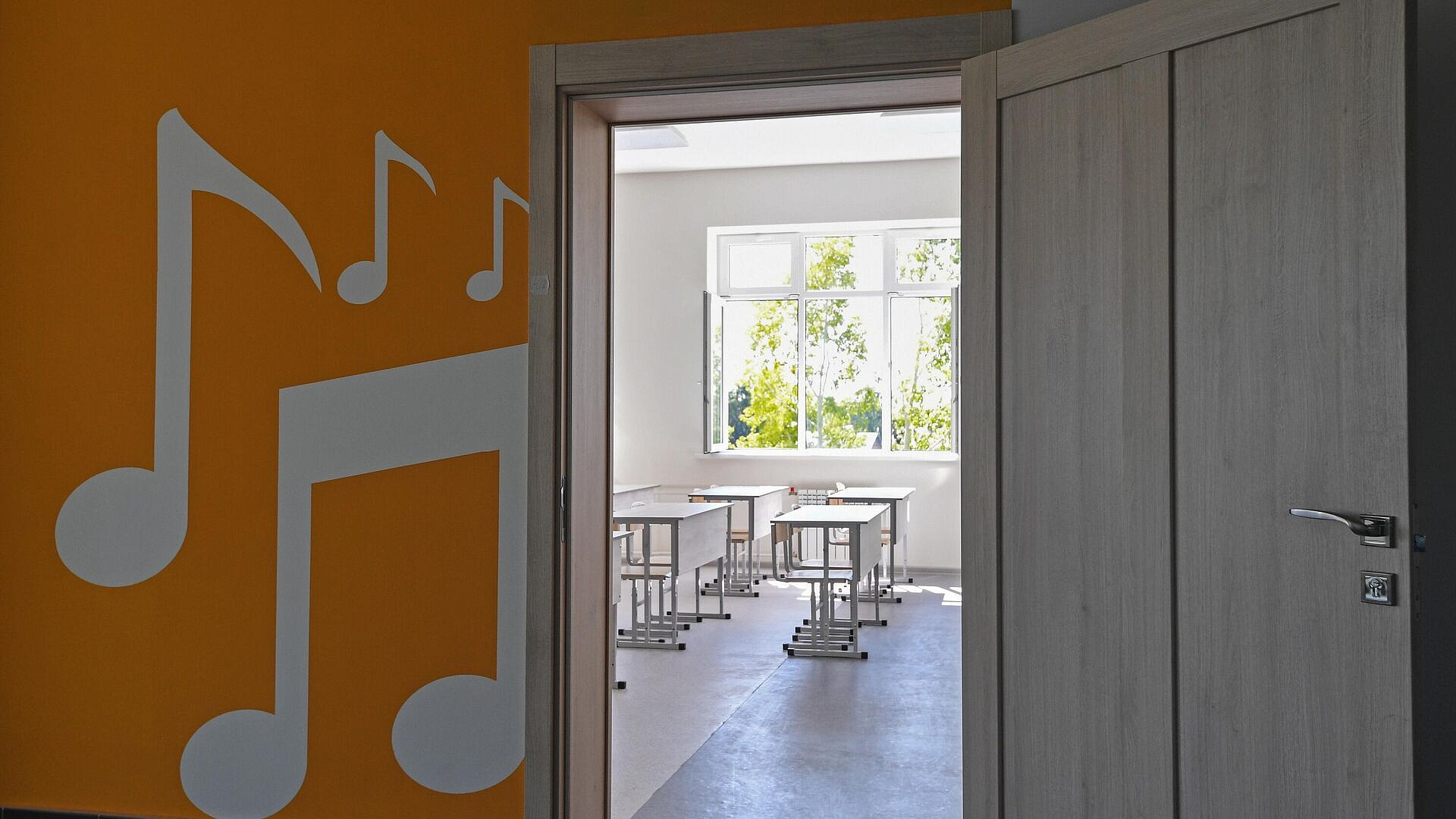 Кравцов рассказал об оснащении кабинетов музыки и ИЗО в школах