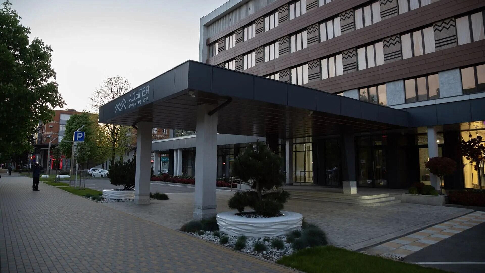 Кумпилов ознакомился с ходом капремонта гостиницы в Майкопе