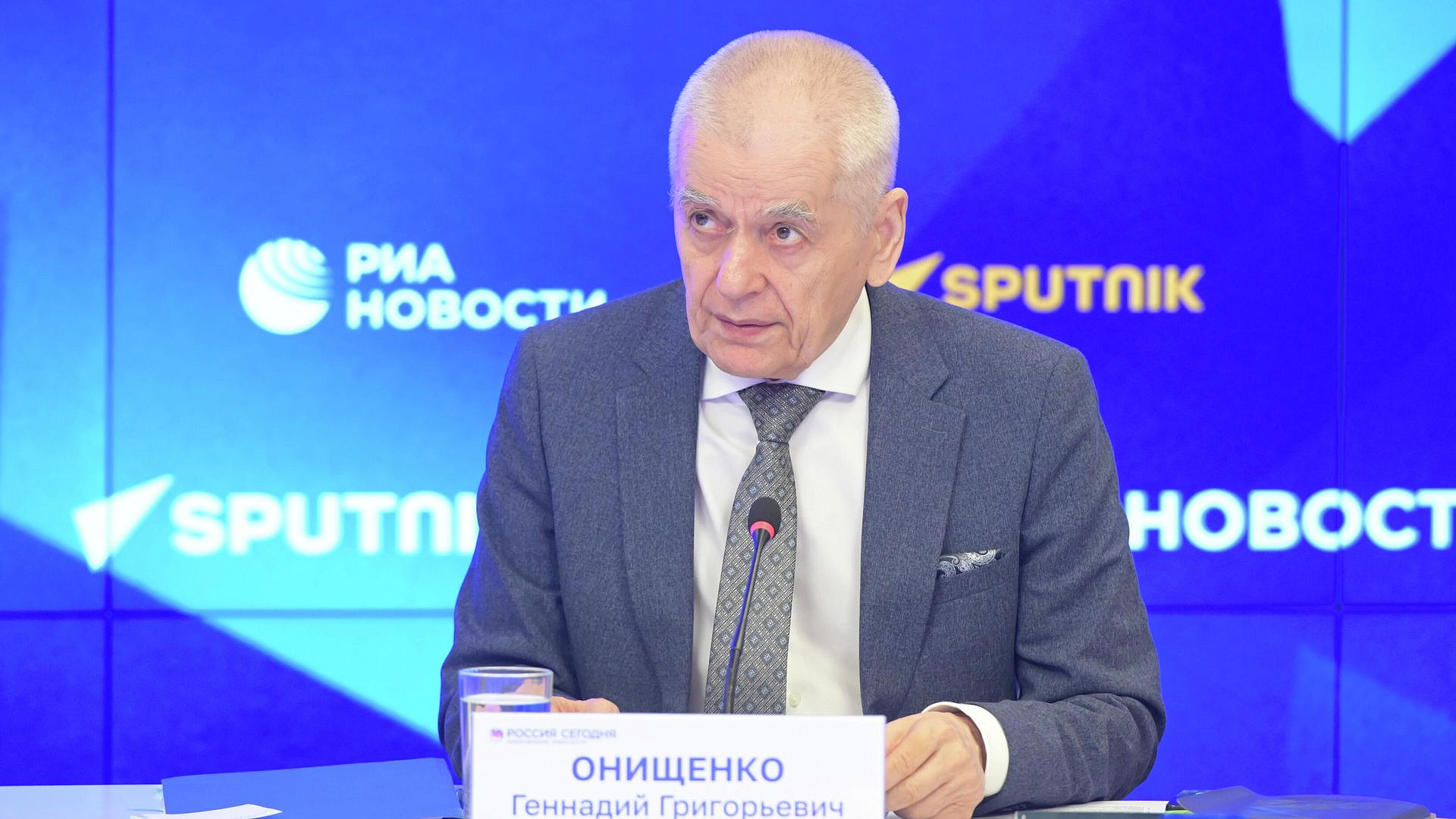 Онищенко объяснил, почему нельзя купаться в фонтане