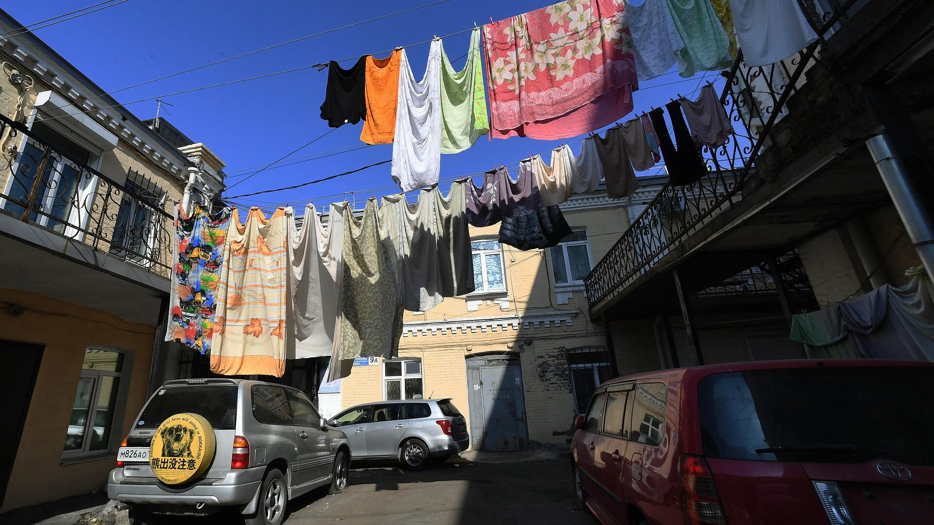 Россиян предупредили о штрафах за сушку белья на фасаде дома