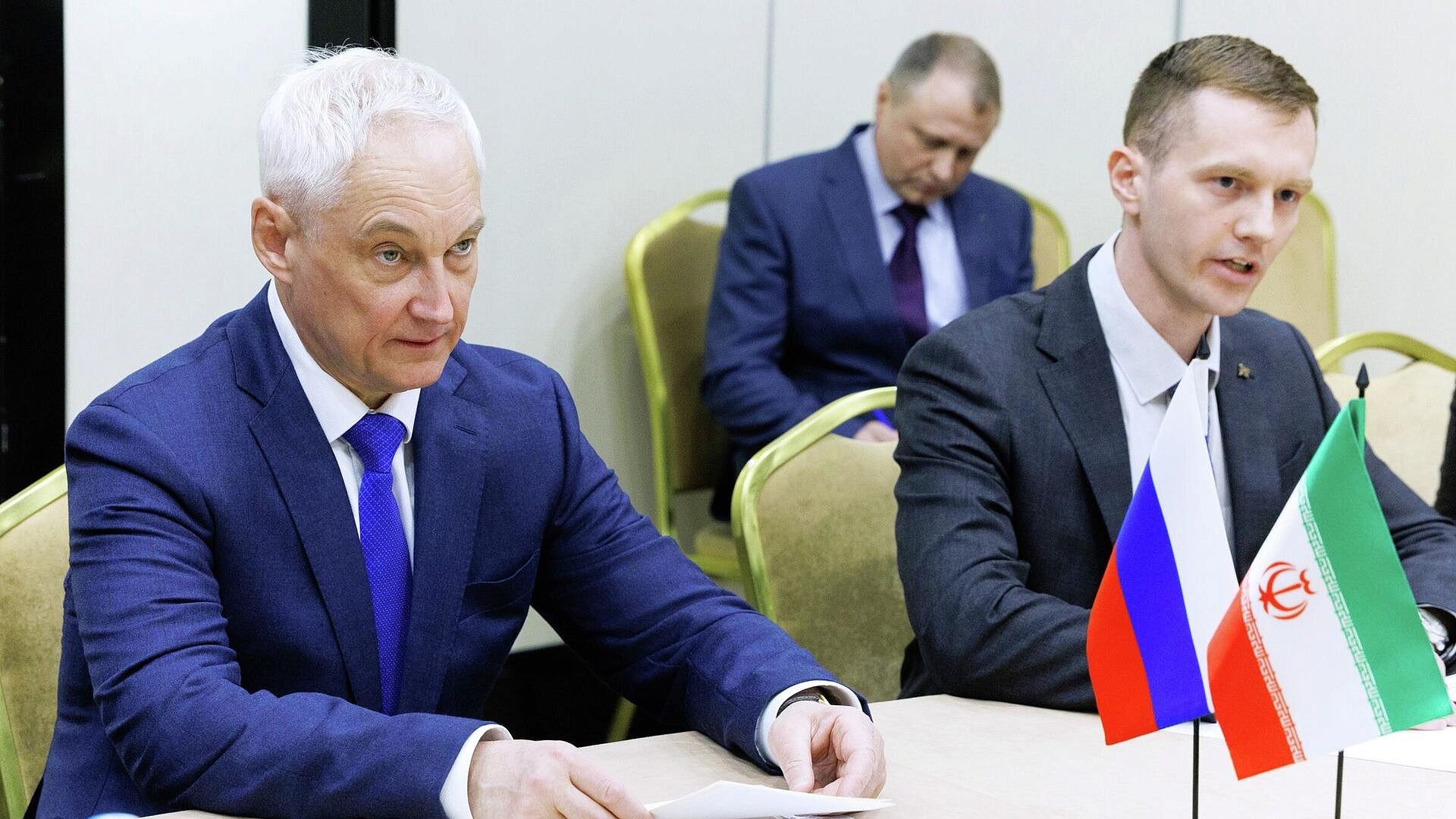 Белоусов возложил цветы к Вечному огню на площади Победы в Бишкеке