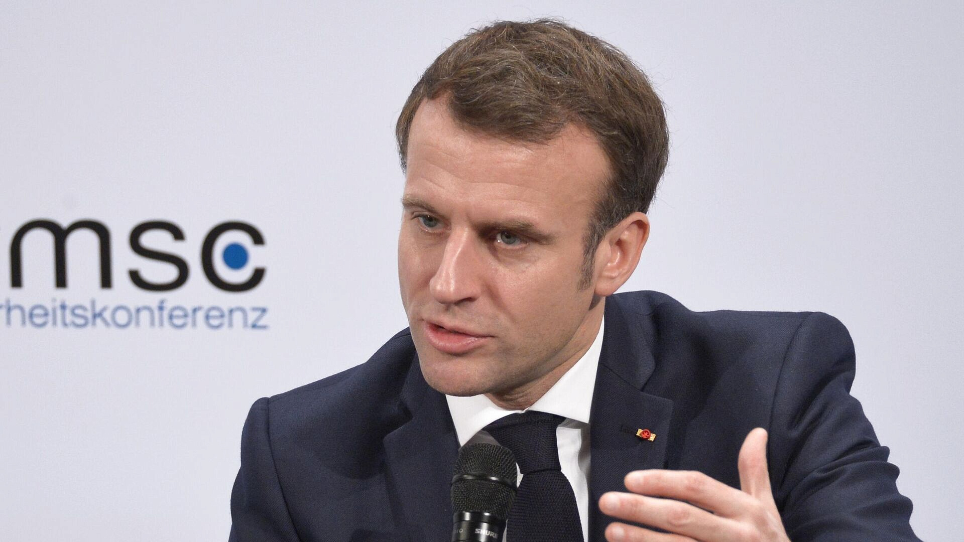 Макрон назвал критику ЕС в сфере свободы слова старомодной