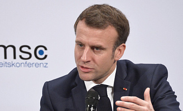 Макрон назвал критику ЕС в сфере свободы слова старомодной