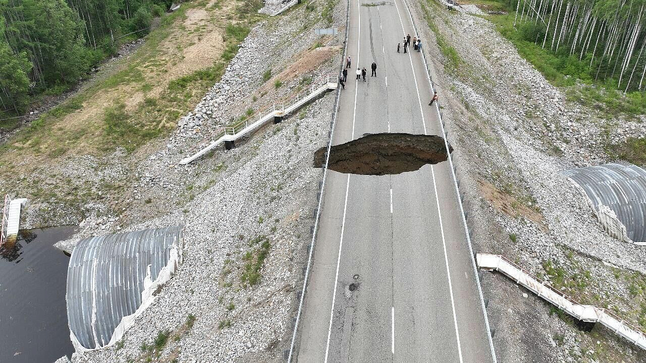 В Амурской области ввели режим ЧС из-за провала на трассе