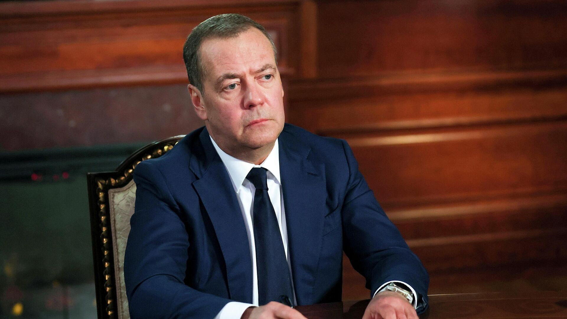 Медведев призвал обеспечить семьям комфортные условия жизни