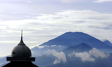 В Индонезии нашли тело одного из пассажиров разбившегося в горах самолета