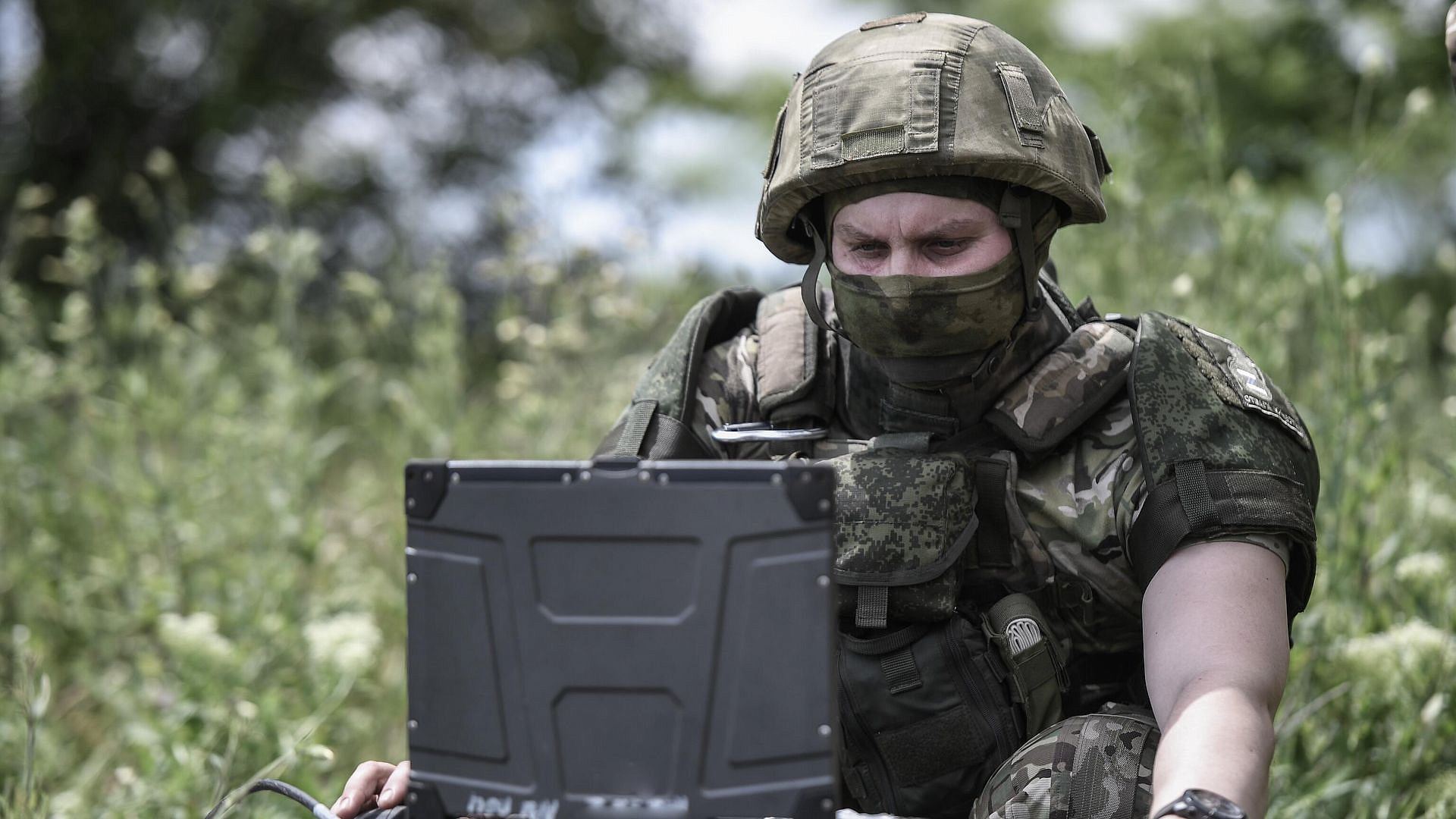 Российские военные сбрасывают с дронов украинским боевикам радиостанции