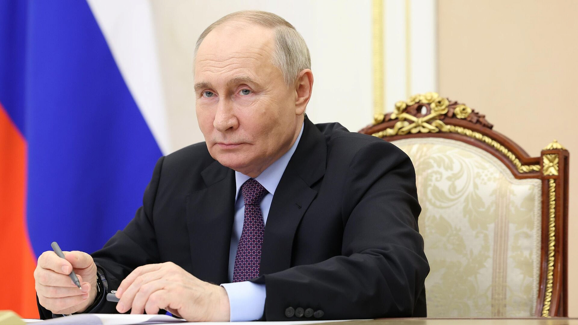 Путин поручил проработать использование важных сервисов при ограничениях