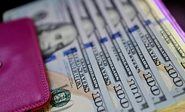 На руках у россиян впервые за несколько лет стало меньше наличной валюты