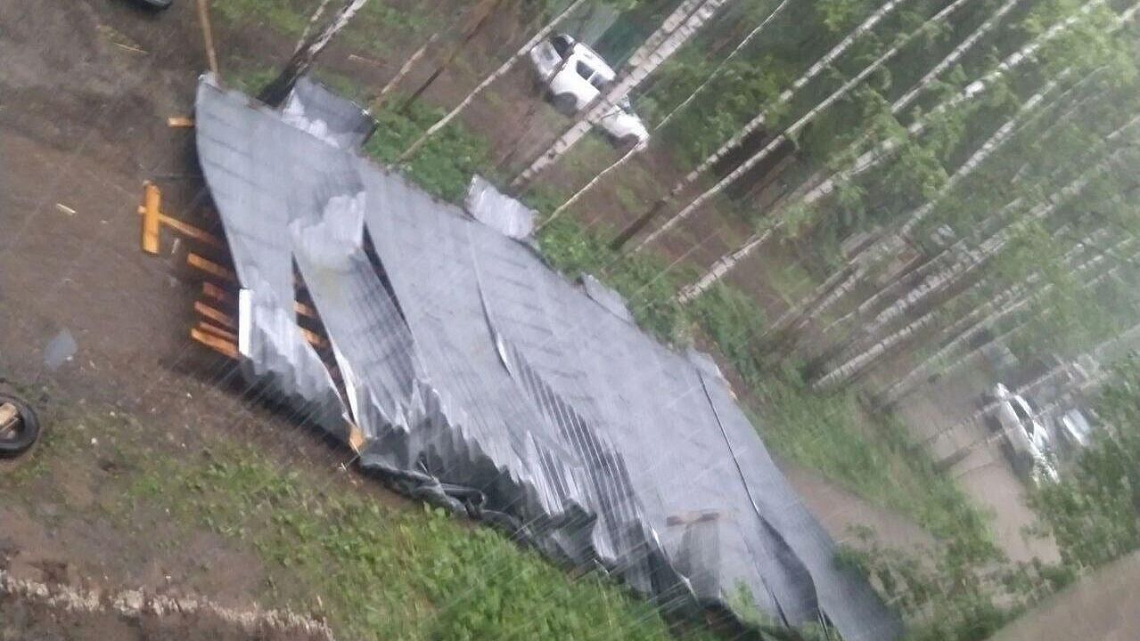 В Перми ветер сорвал часть крыши с пятиэтажного жилого дома