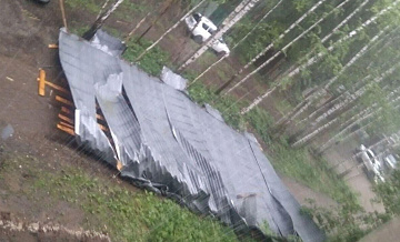 В Перми ветер сорвал часть крыши с пятиэтажного жилого дома