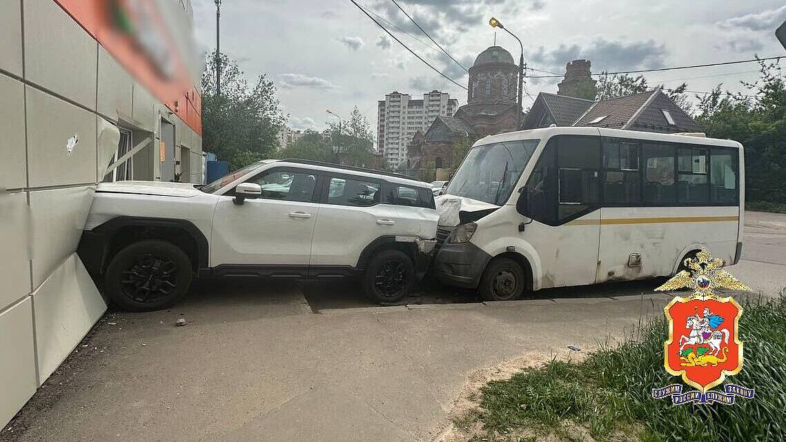 В Подмосковье автобус въехал в припаркованную машину