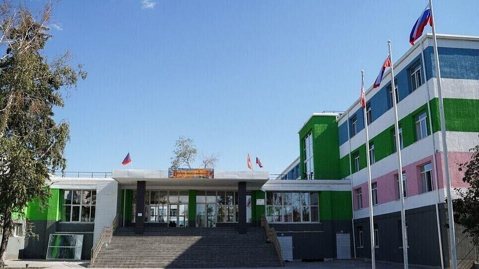 В мариупольской школе открыли выставку, посвященную героям Советского Союза