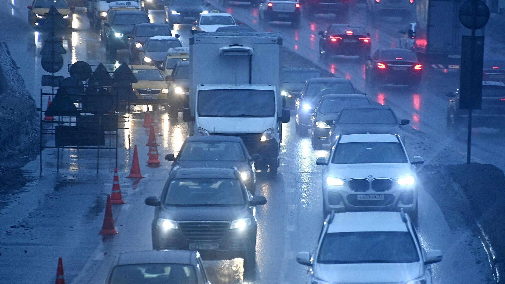 Водителей призвали быть внимательными из-за непогоды в Москве в среду