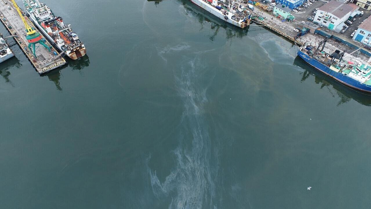 На Камчатке судно береговой охраны завалилось на бок во время ремонта