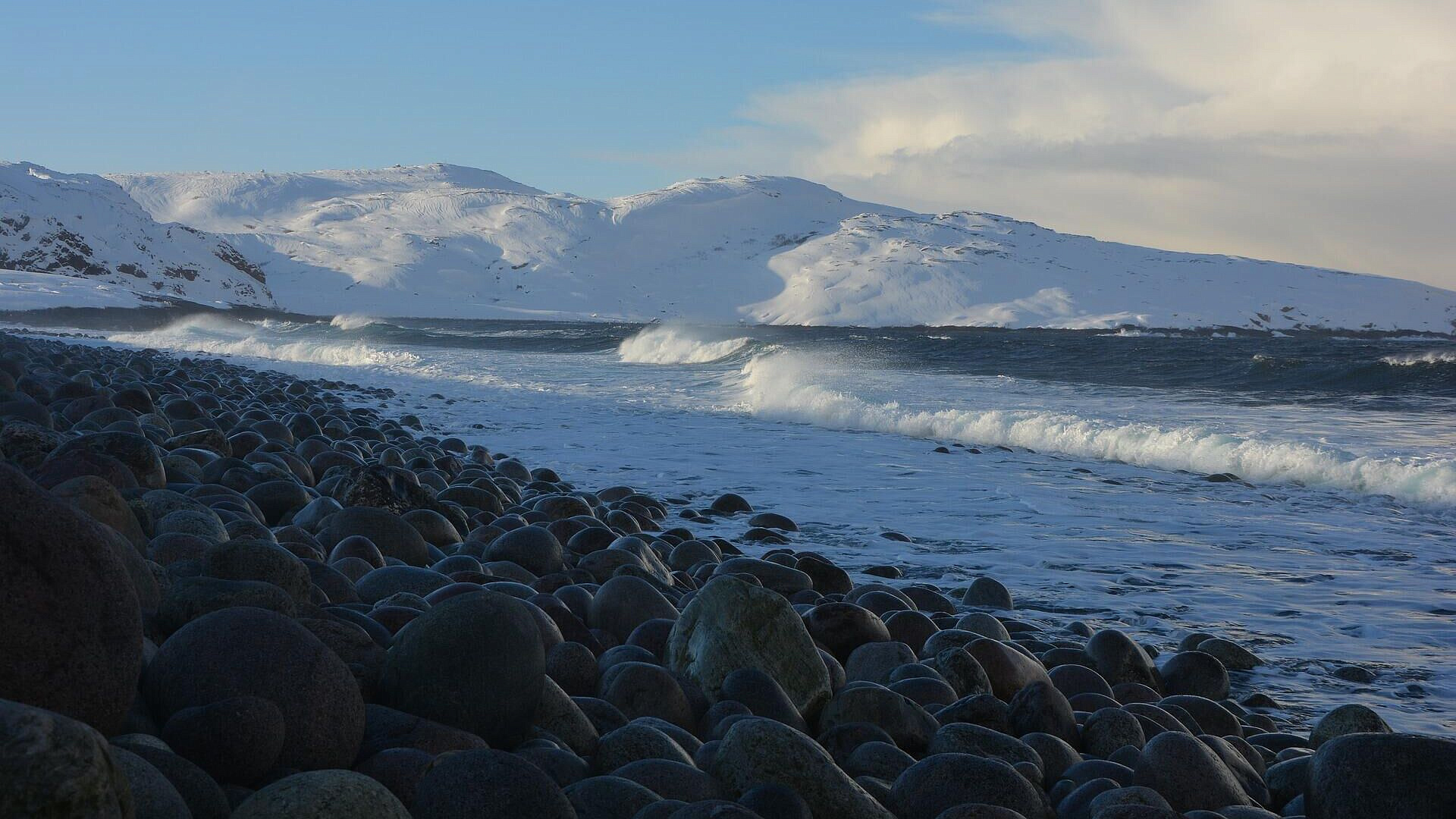 Спасатели эвакуировали двух рыбаков, потерпевших бедствие в Баренцевом море
