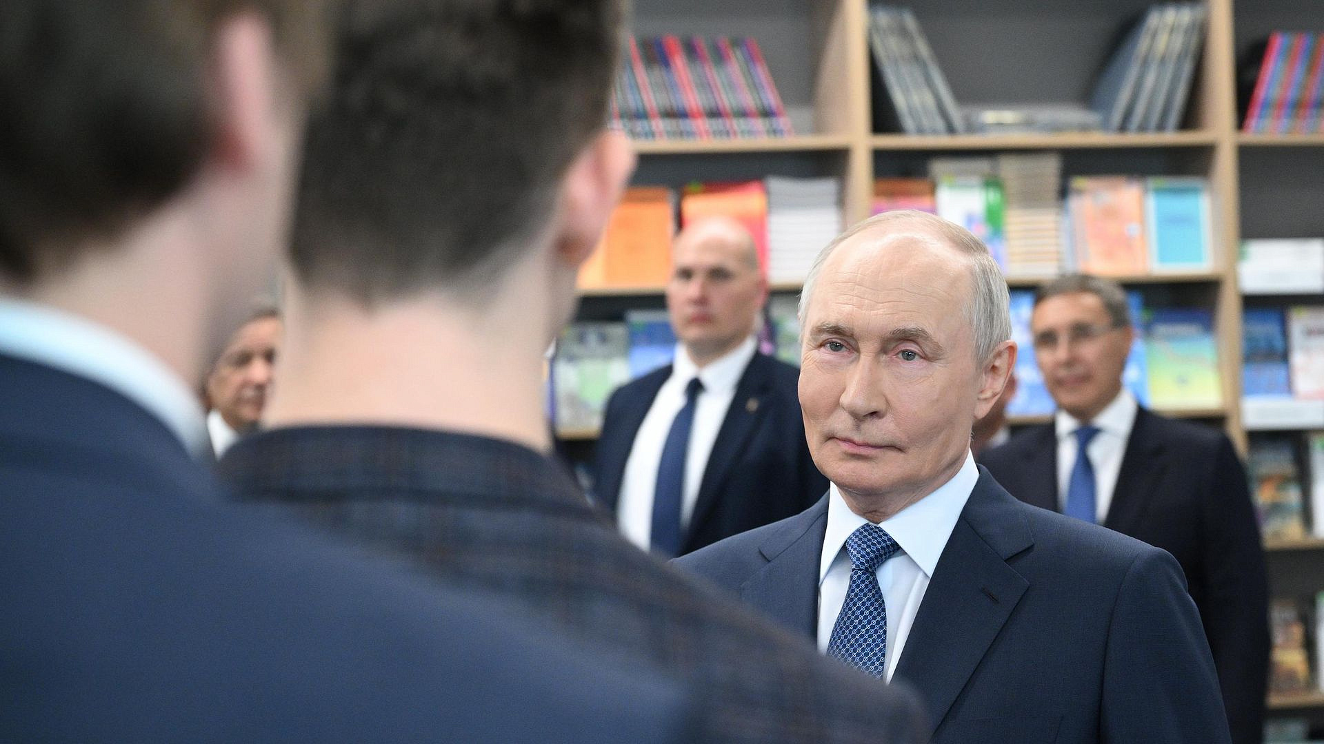 Путин пообщался с учащимися в спортзале Новосибирского госуниверситета