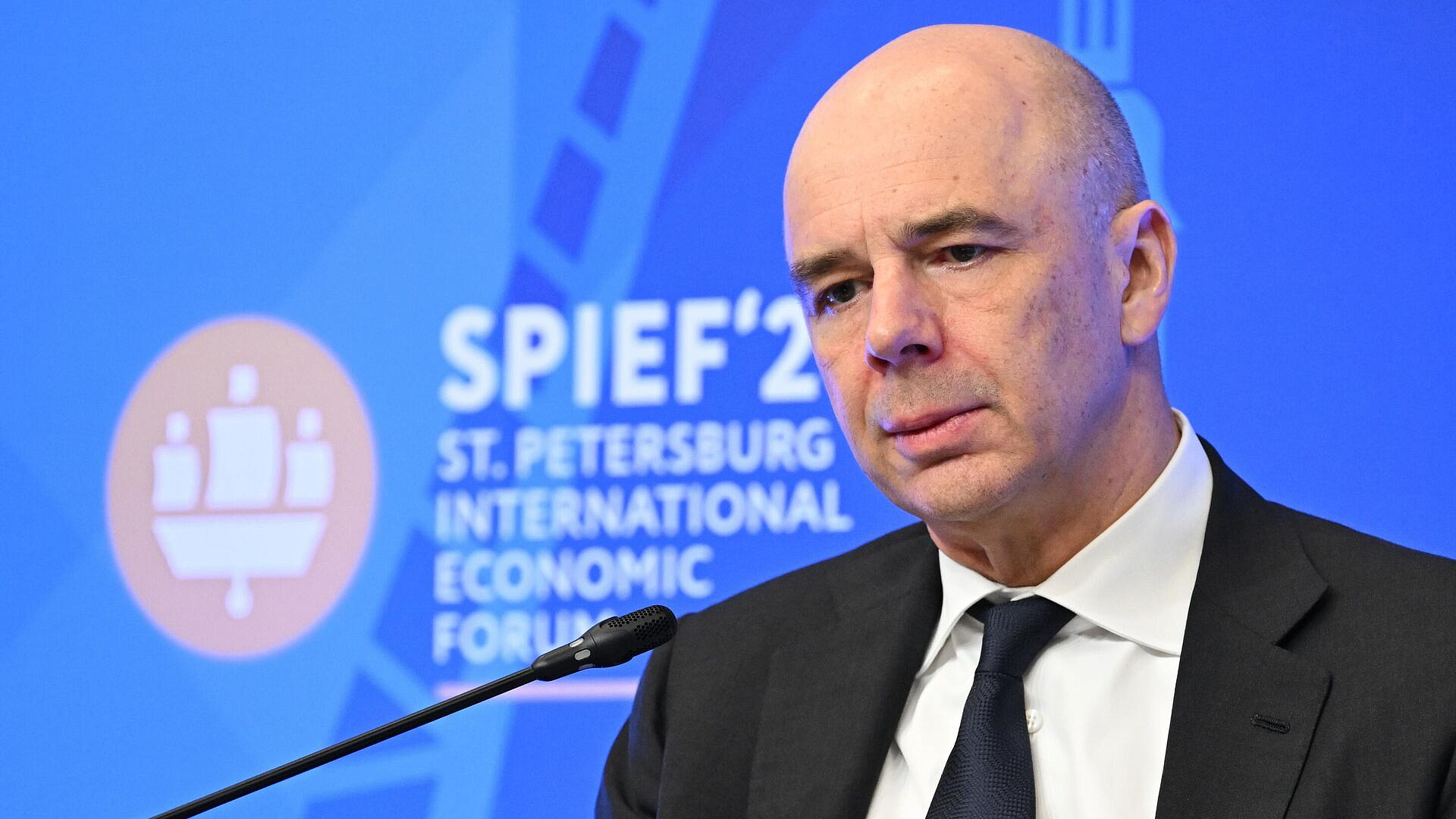 Копить ФНБ в рублях нет смысла, заявил Силуанов
