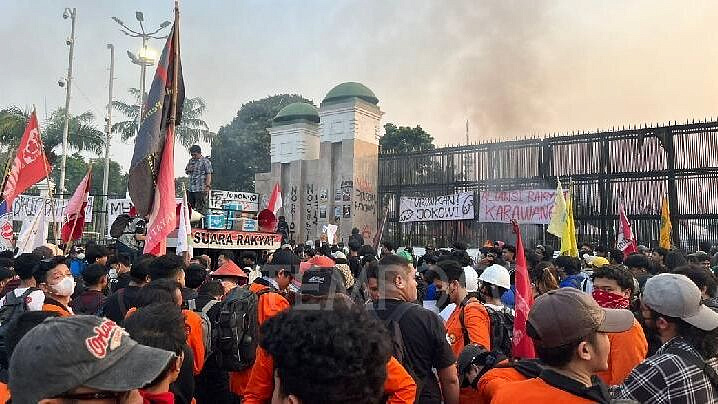 У здания парламента Индонезии прошел митинг