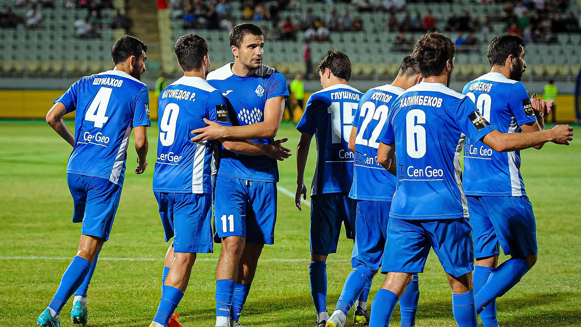 Махачкалинское "Динамо" продлило контракты с тремя футболистами