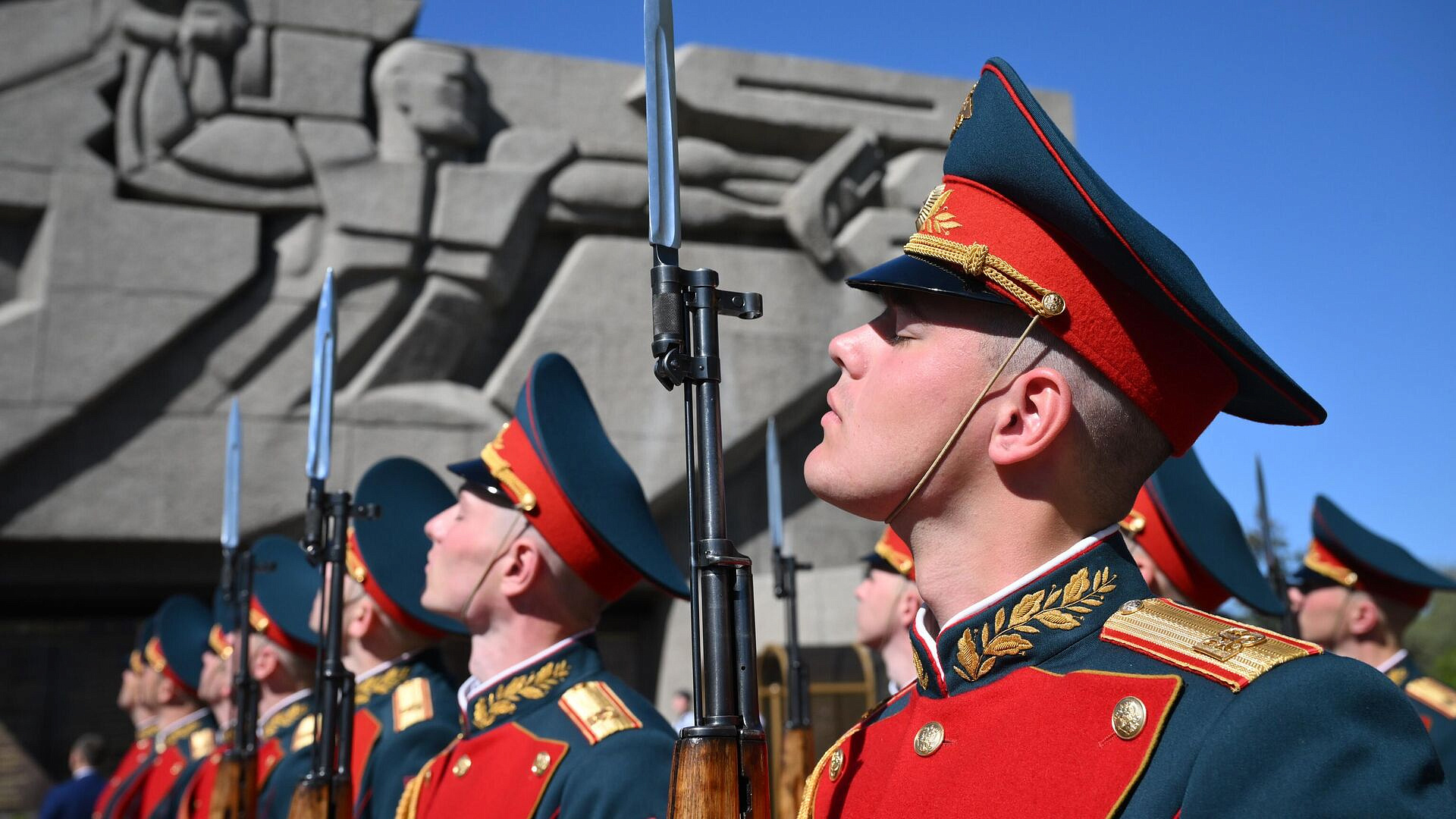 Россия продолжит укреплять армию и флот, заявил Путин