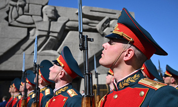 Россия продолжит укреплять армию и флот, заявил Путин