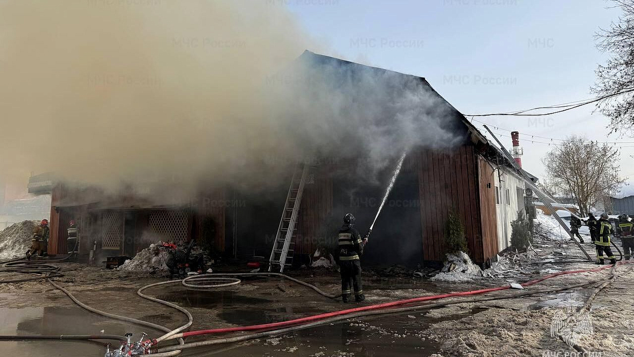 В Балашихе ликвидировали открытое горение в автосервисе