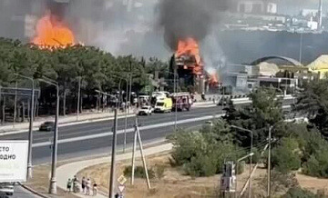 В Севастополе загорелось здание ресторана