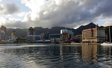 Дипломаты помогают туристам из России на Маврикии