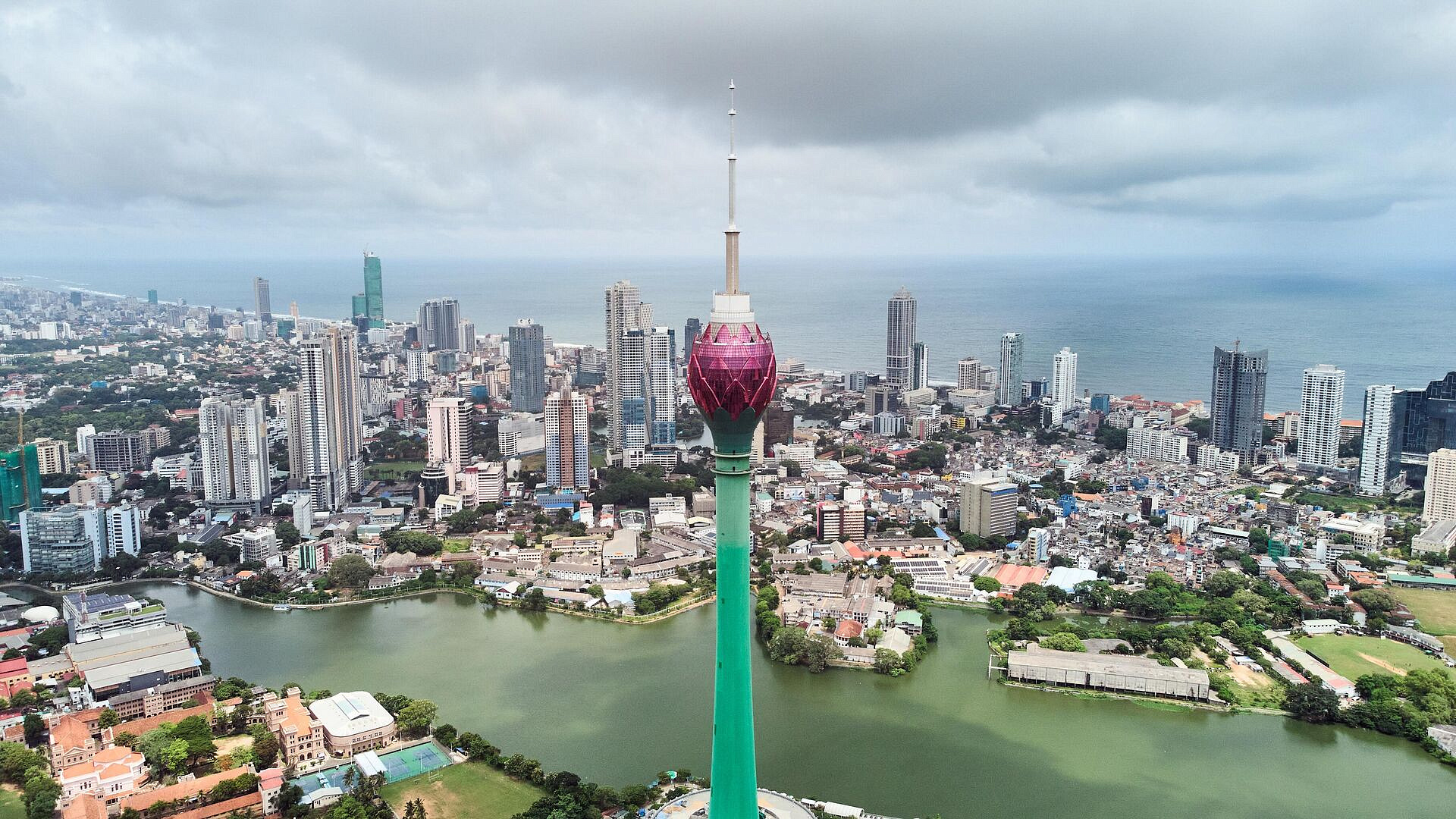 ВМС Шри-Ланки эвакуировали более 200 человек с иранского корабля "Бушер"