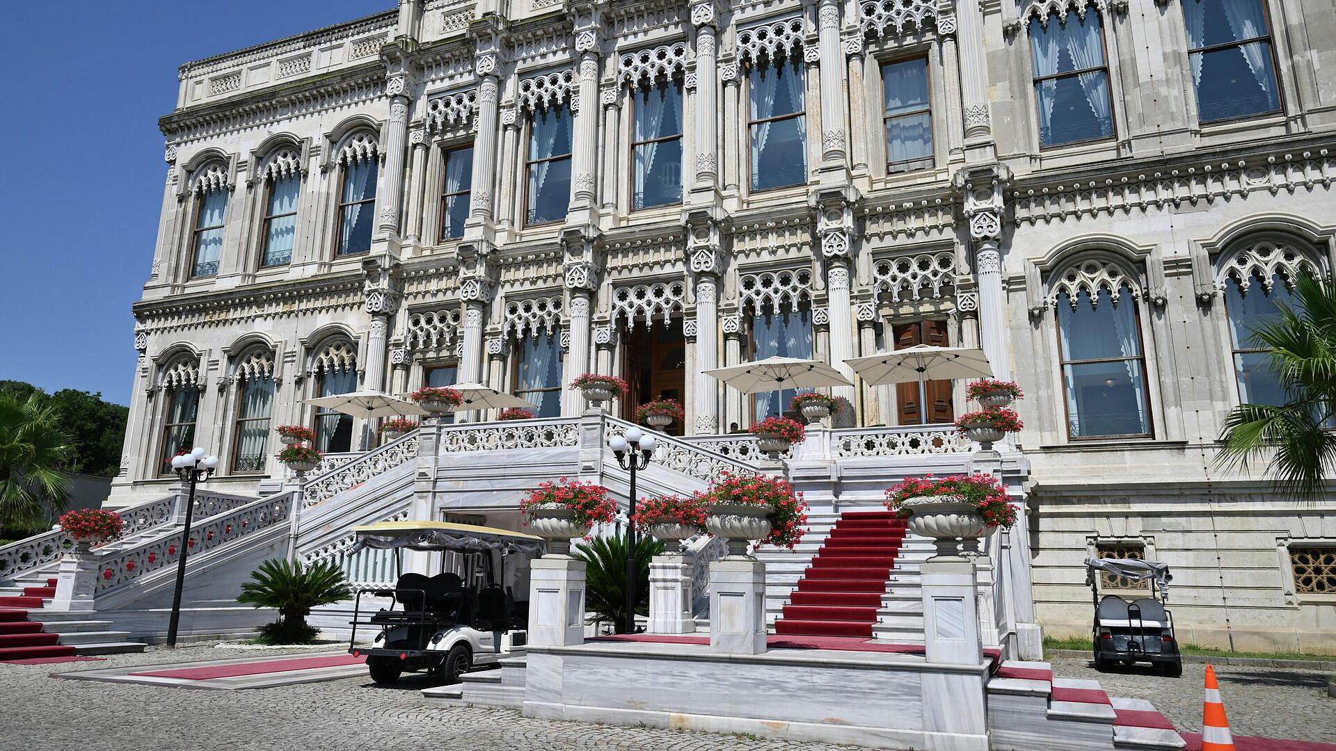 Украинская делегация покинула дворец Чираган