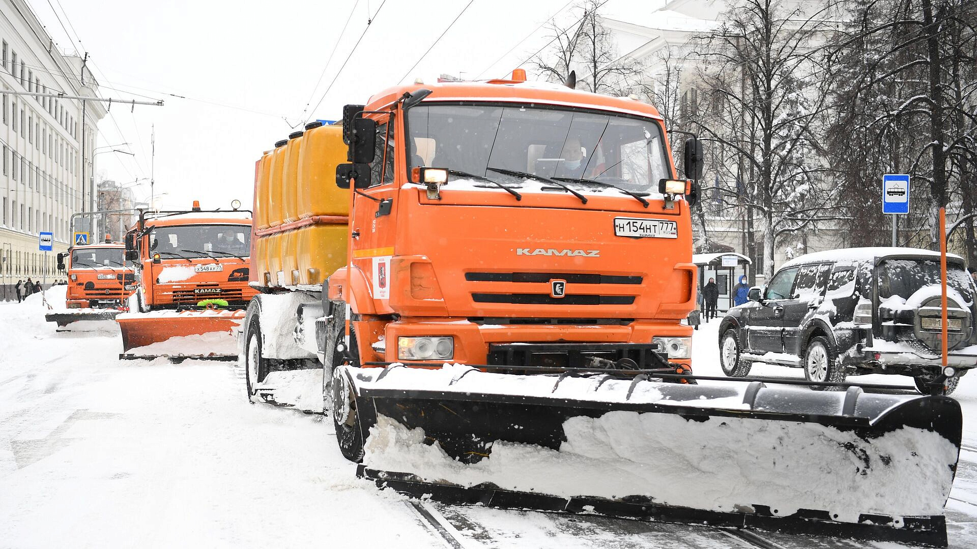 В Москве вытащили из снежного плена почти 500 грузовиков