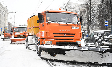 В Москве вытащили из снежного плена почти 500 грузовиков