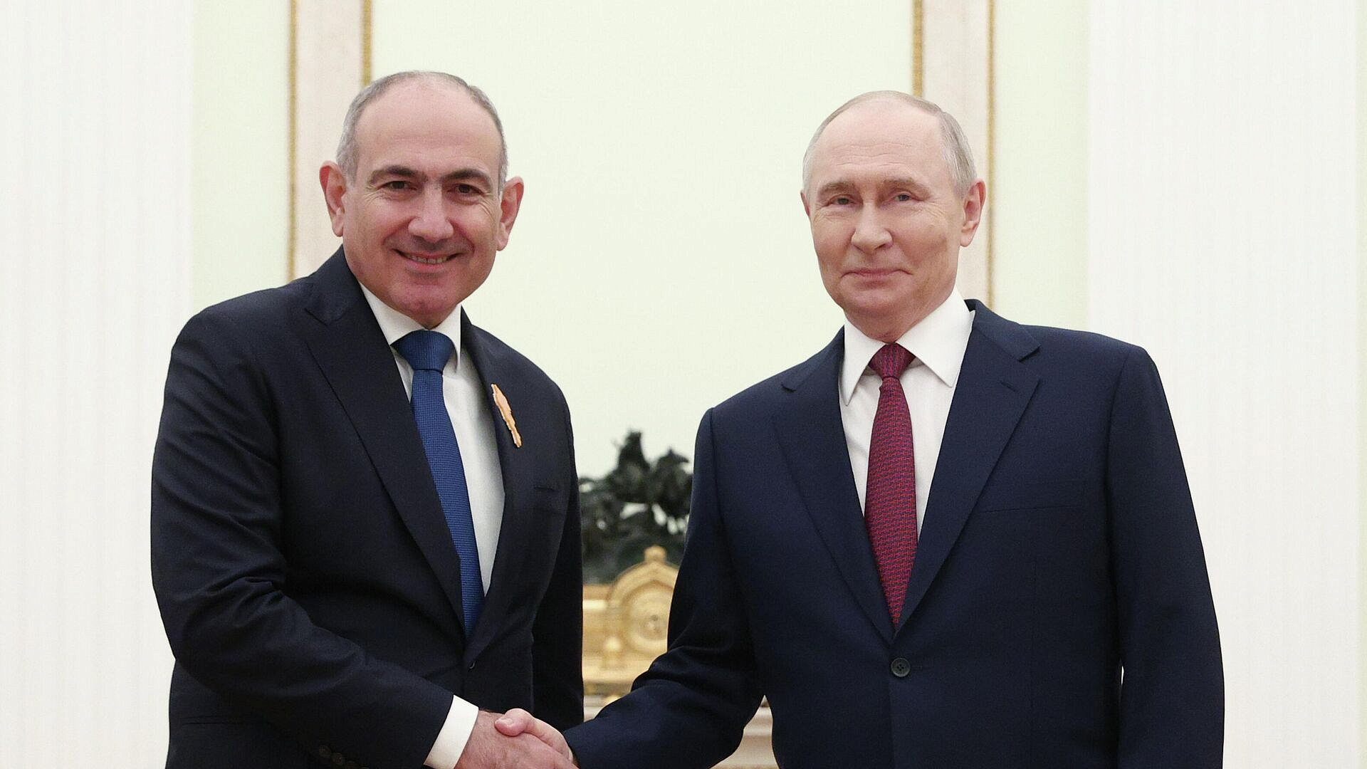 Песков объяснил, почему встреча Путина и Пашиняна прошла в закрытом формате