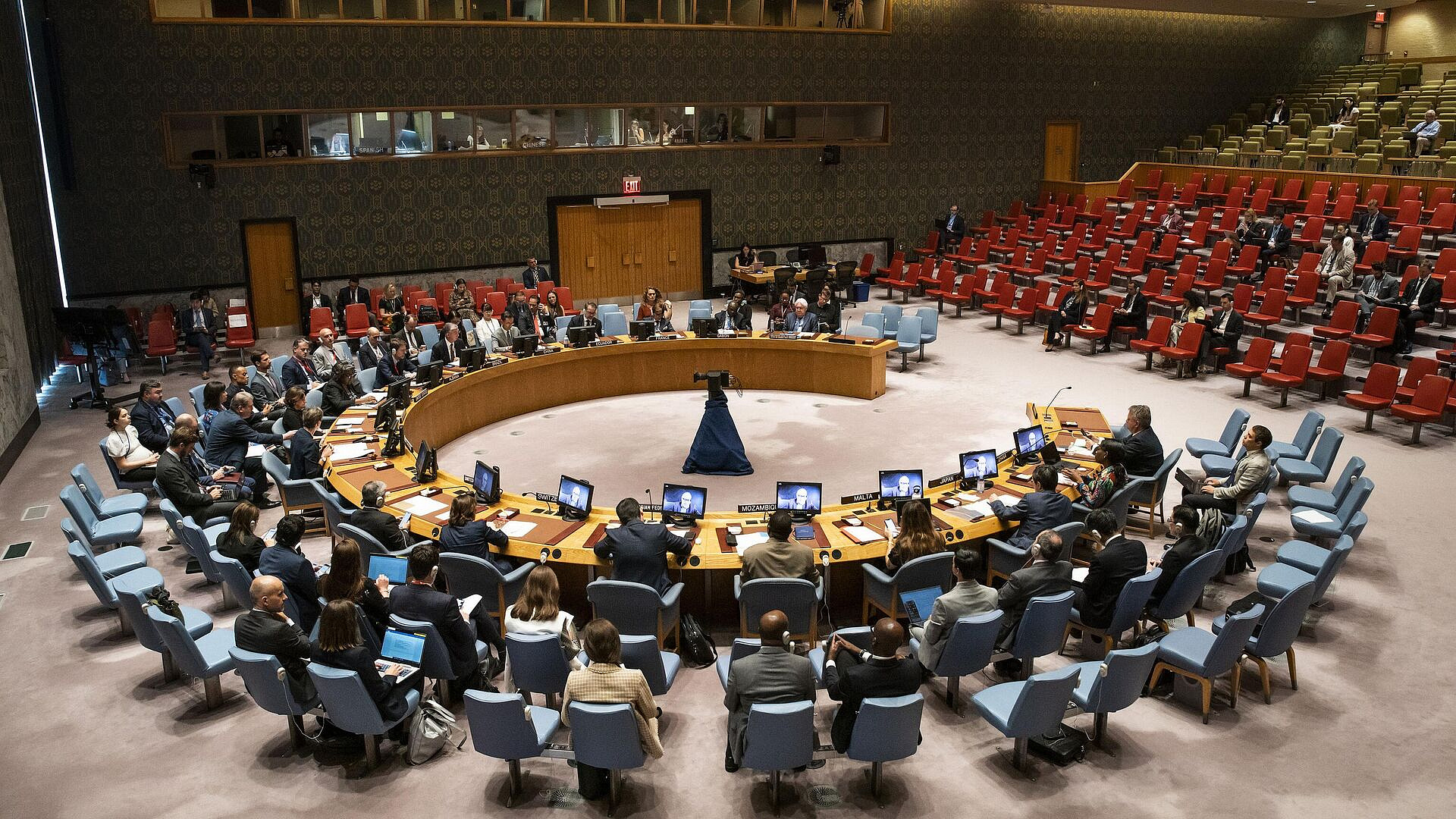 Россия отвергла несбалансированные формулировки в проекте СБ по Ормузу 
