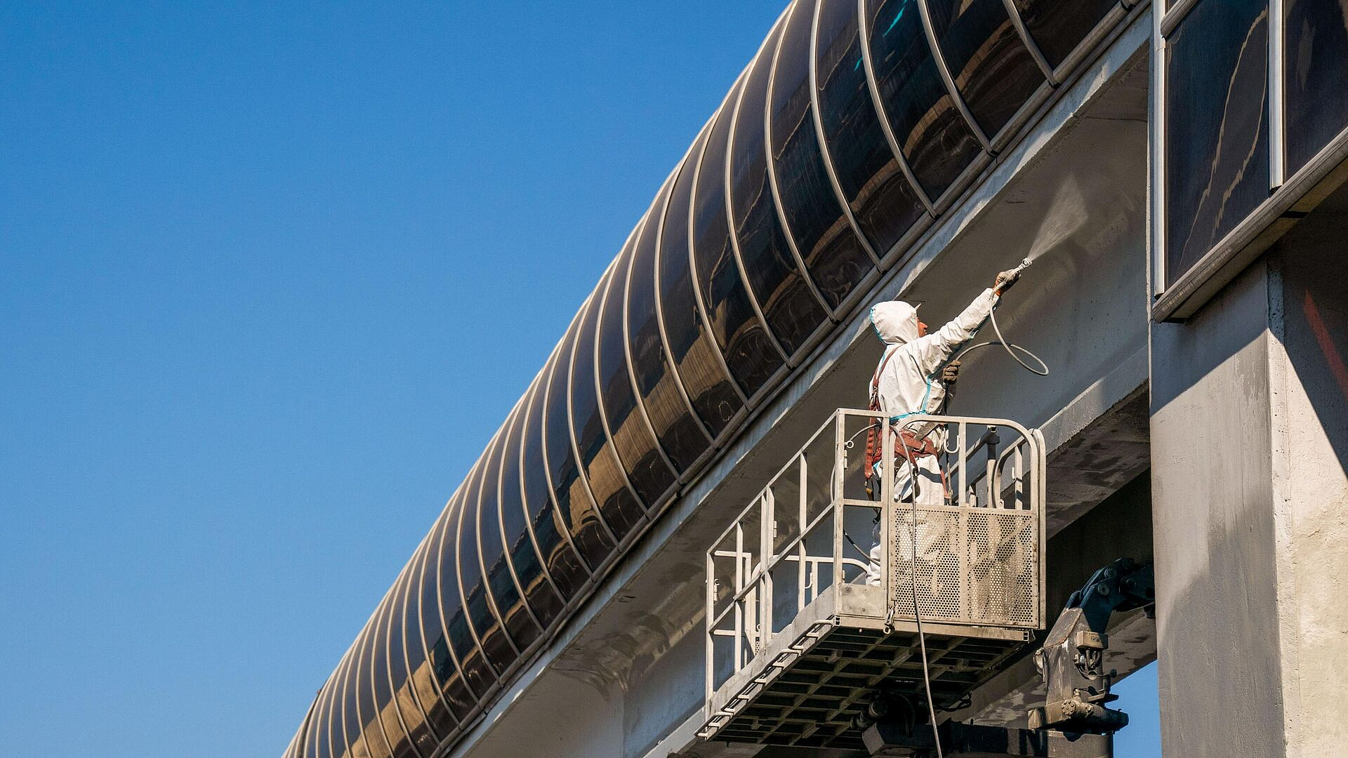 В Москве отремонтируют 28 надземных пешеходных переходов