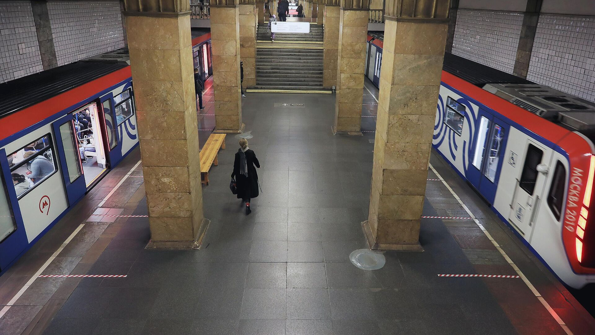 Дептранс рассказали о помощи пассажирам в инциденте на красной линии метро