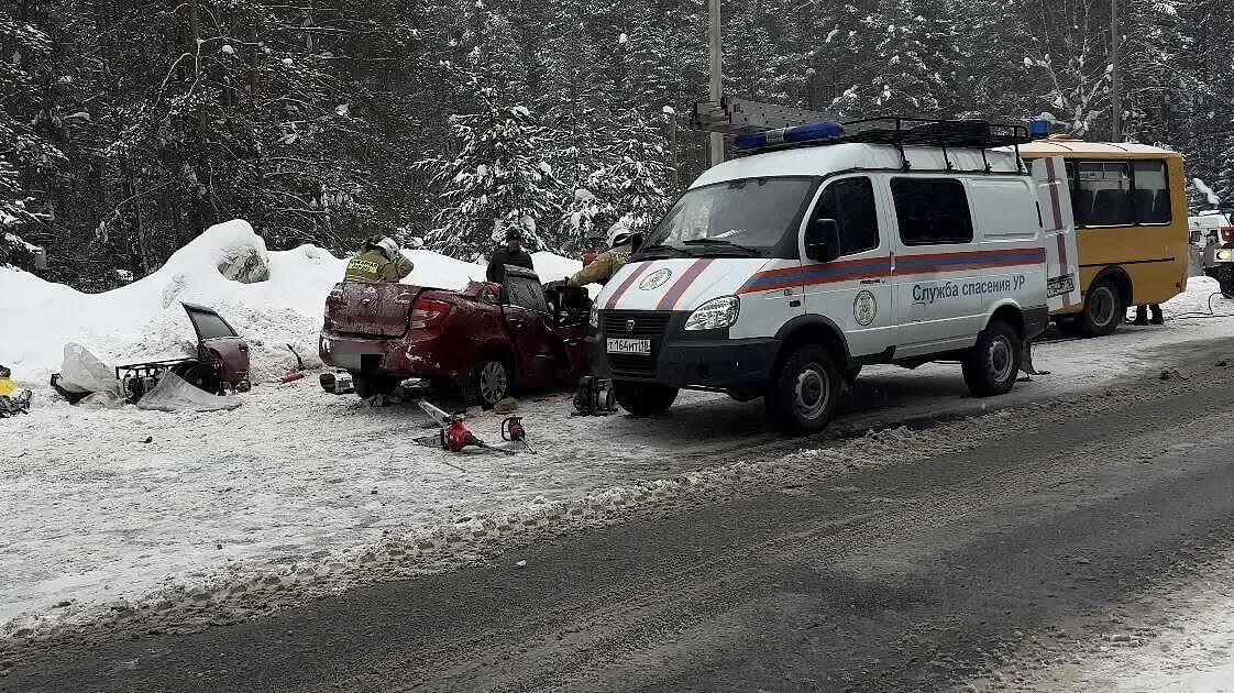 В Удмуртии легковой автомобиль столкнулся со школьным автобусом