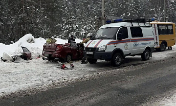 В Удмуртии легковой автомобиль столкнулся со школьным автобусом