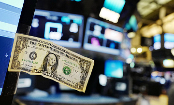 Экономист назвал момент, когда лучше закупаться долларами