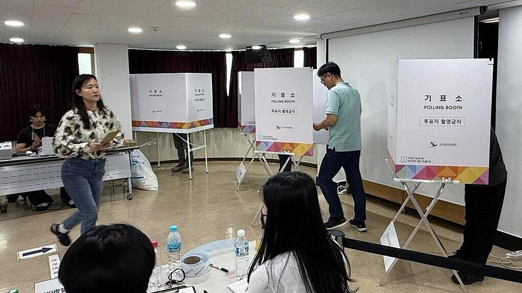Граждане Южной Кореи активно голосуют на досрочных выборах президента
