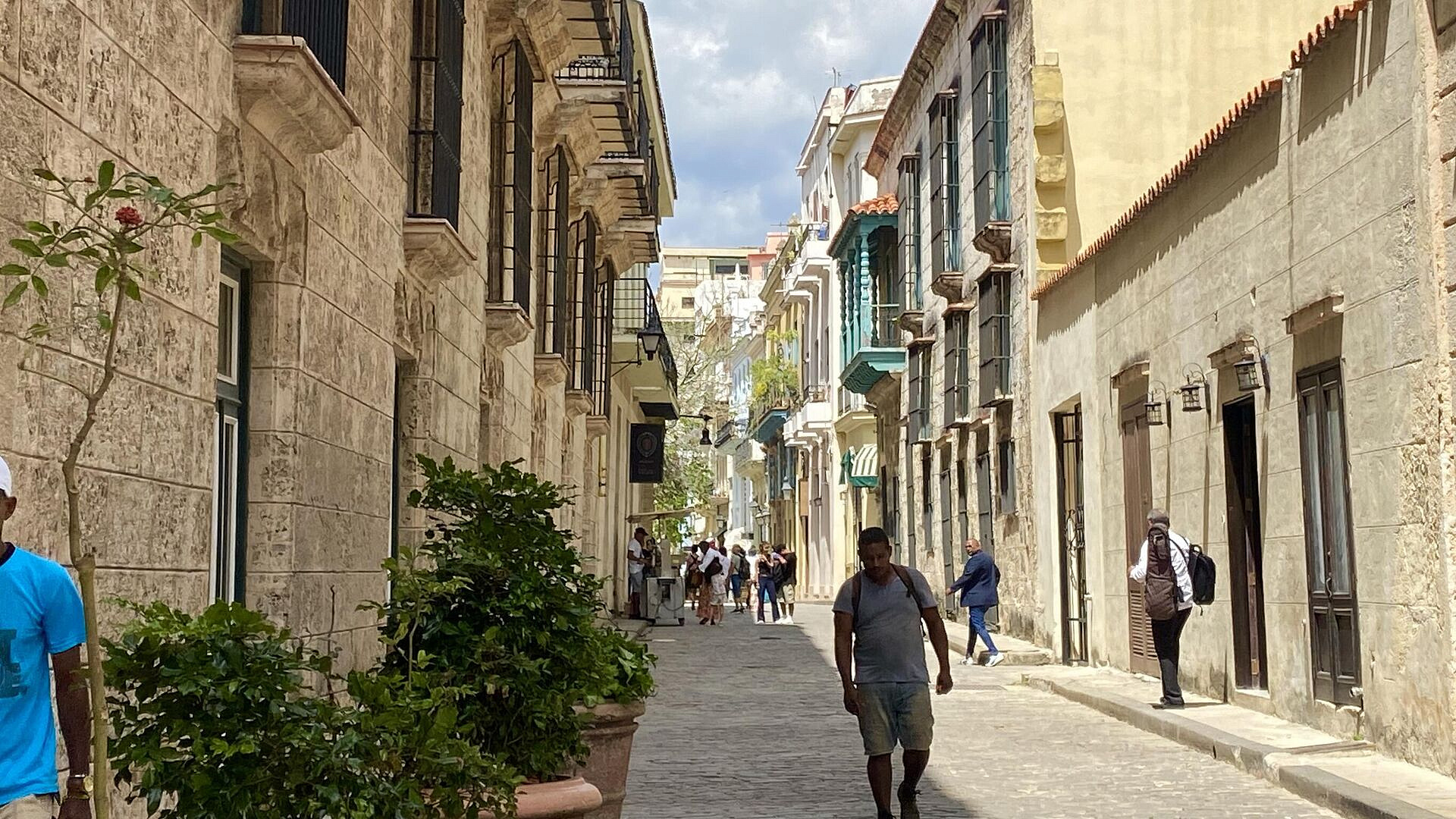 На Кубе набирают популярность кафе с солнечными батареями