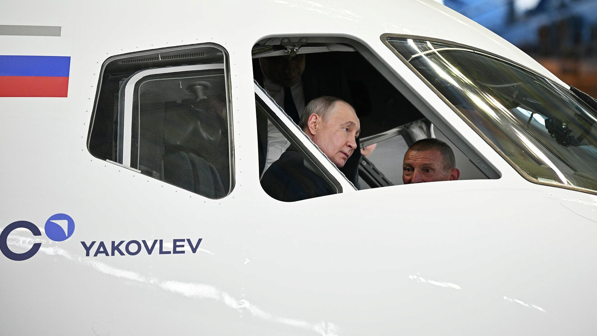 Путин с кресла пилота осмотрел кабину экипажа "Суперджета-100"