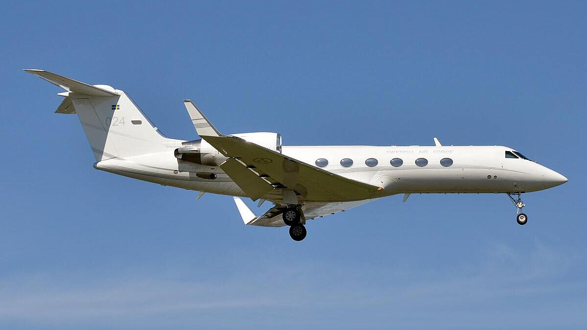 Самолет шведских ВВС ведет разведку вблизи границ России